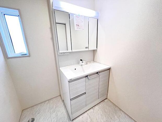 洗面化粧台です。朝の身支度から1日が始まります。