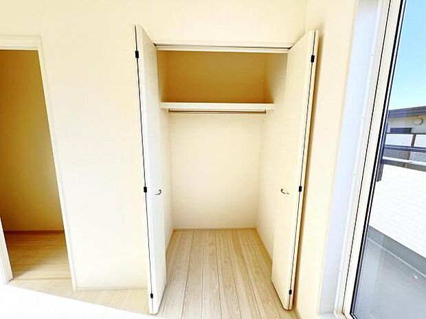 いつでもお部屋をスッキリお使い頂ける収納スペースを設置。