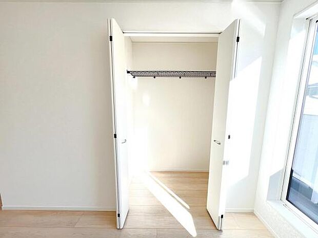 いつでもお部屋をスッキリお使い頂ける収納スペースを設置。