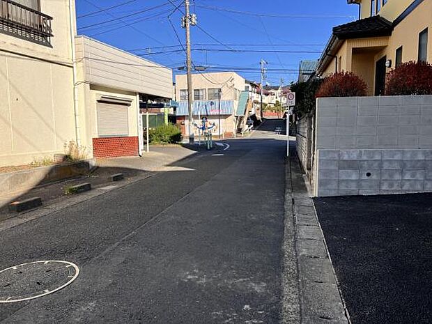 前面道路を含めた現地写真です。
