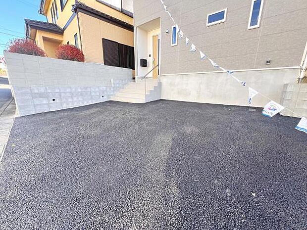 駐車場ももちろん完備しておりますのでお車所有の方にも心強いです。