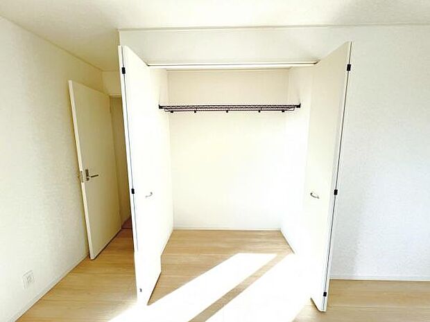 いつでもお部屋をスッキリお使い頂ける収納スペースを設置。