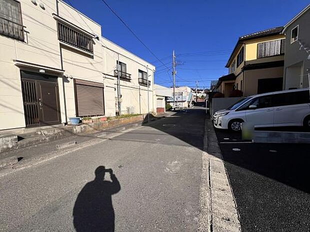 前面道路を含めた現地写真です。