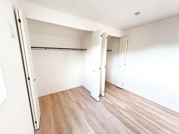 いつでもお部屋をスッキリお使い頂ける収納スペースを設置。