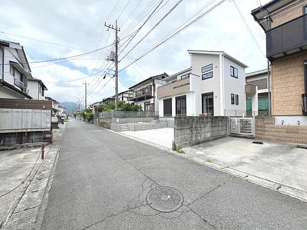 前面道路を含めた現地写真です。