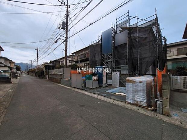 前面道路を含めた現地写真です。