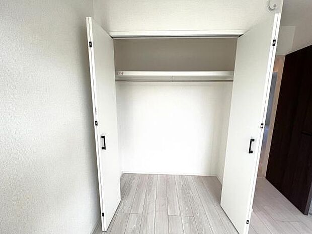 いつでもお部屋をスッキリお使い頂ける収納スペースを設置。