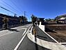 外観：前面道路を含めた現地写真です。