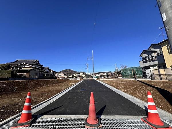 前面道路を含めた現地写真です。