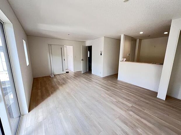 お食事中もキッチンと会話が楽しめるダイニングスペース。