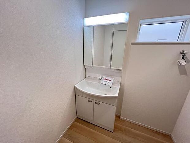 洗面化粧台です。朝の身支度から1日が始まります。