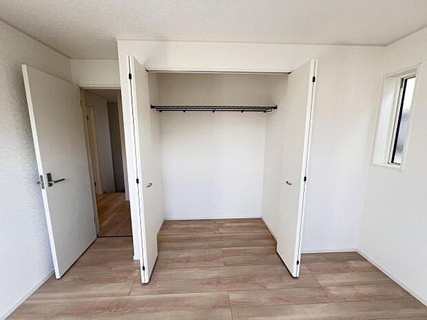 いつでもお部屋をスッキリお使い頂ける収納スペースを設置。