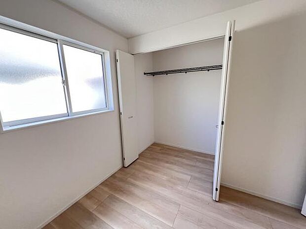 いつでもお部屋をスッキリお使い頂ける収納スペースを設置。