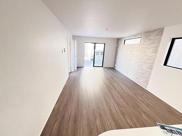 お食事中もキッチンと会話が楽しめるダイニングスペース。