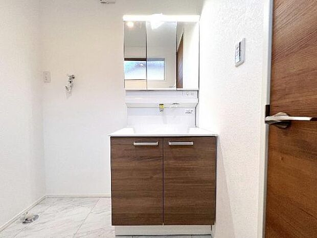 洗面化粧台です。朝の身支度から1日が始まります。