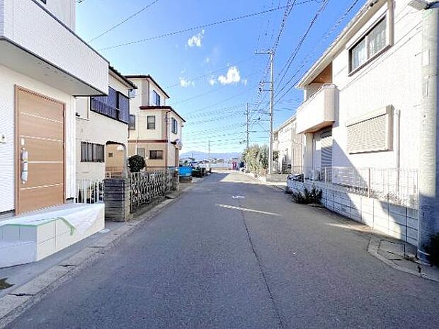 前面道路を含めた現地写真です。