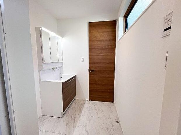 脱衣所は小さなお子様がいるご家庭にも重宝されます。