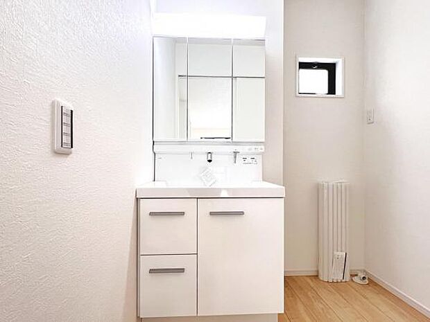 洗面化粧台です。朝の身支度から1日が始まります。