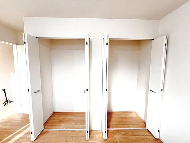 いつでもお部屋をスッキリお使い頂ける収納スペースを設置。