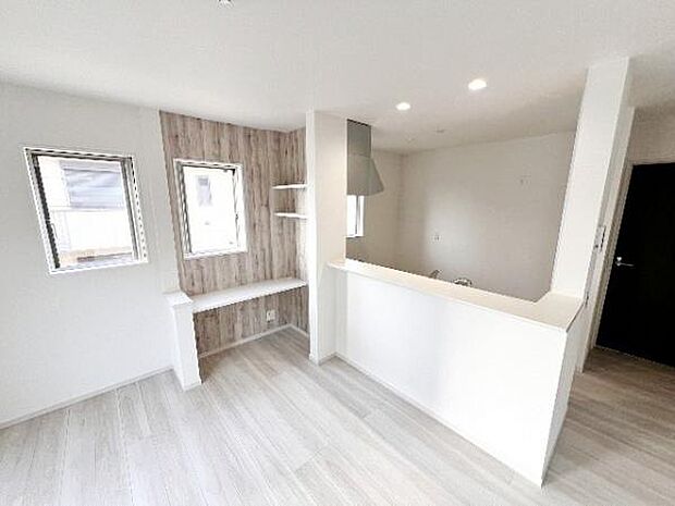 お食事中もキッチンと会話が楽しめるダイニングスペース。