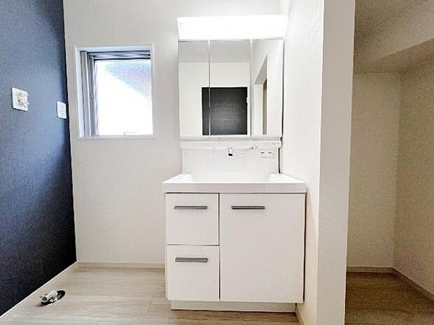 洗面化粧台です。朝の身支度から1日が始まります。