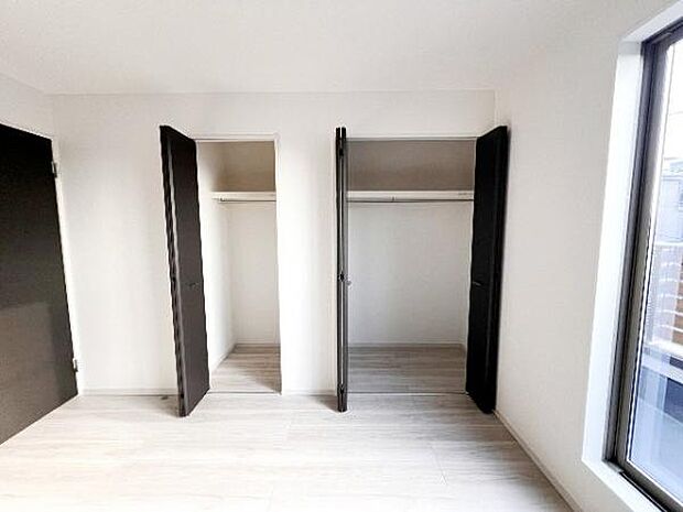 いつでもお部屋をスッキリお使い頂ける収納スペースを設置。