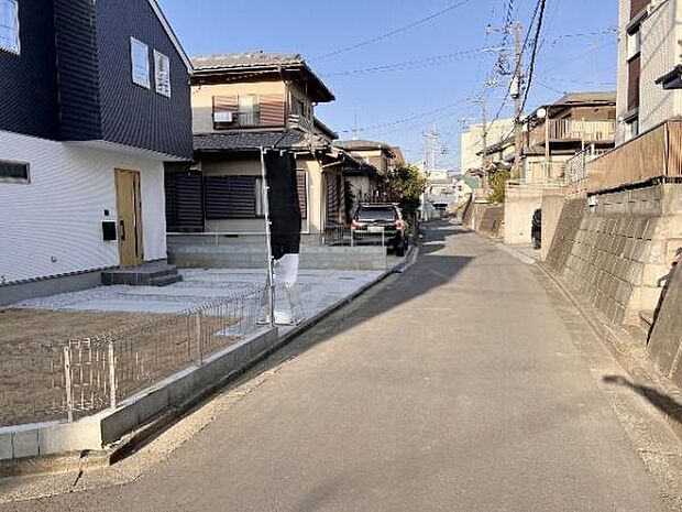 前面道路を含めた現地写真です。