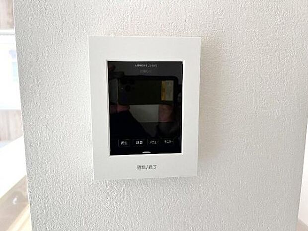 訪問者を確認できるTVモニター付きインターフォンです。
