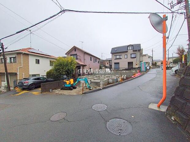 前面道路を含めた現地写真です。