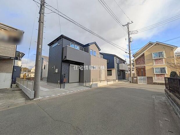 前面道路を含めた現地写真です。