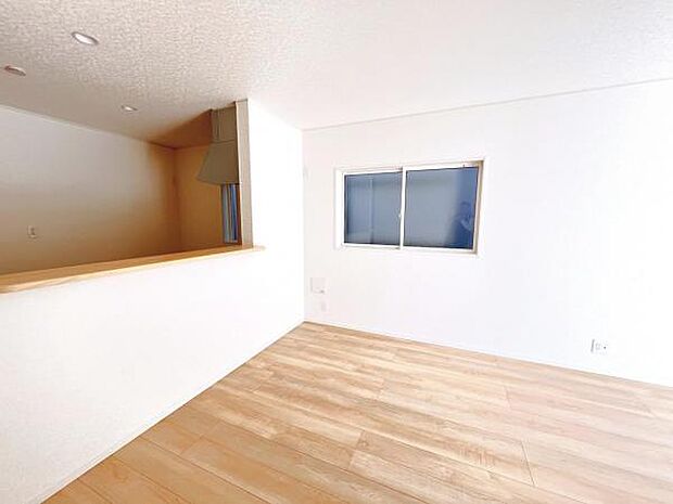 お食事中もキッチンと会話が楽しめるダイニングスペース。