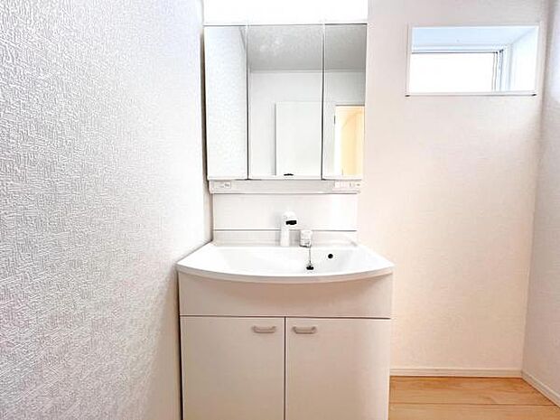 洗面化粧台です。朝の身支度から1日が始まります。