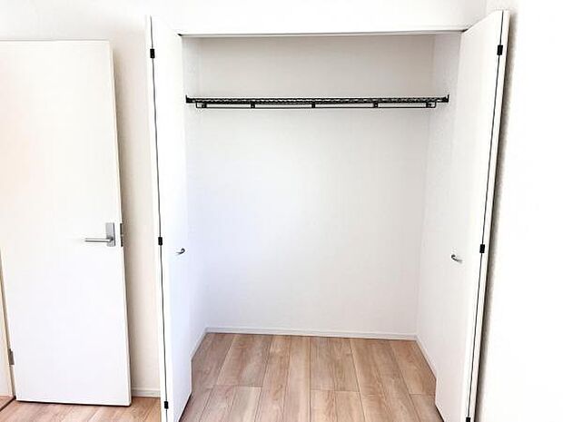 いつでもお部屋をスッキリお使い頂ける収納スペースを設置。