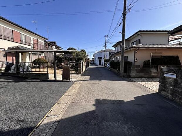 前面道路を含めた現地写真です。
