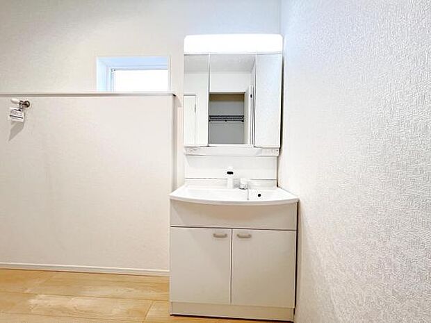 洗面化粧台です。朝の身支度から1日が始まります。