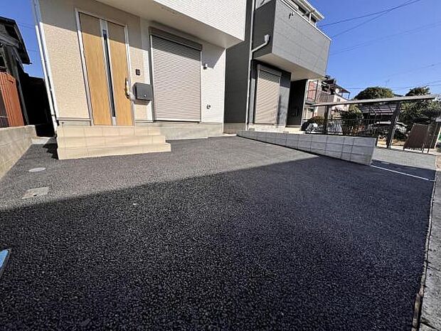 駐車場ももちろん完備しておりますのでお車所有の方にも心強いです。