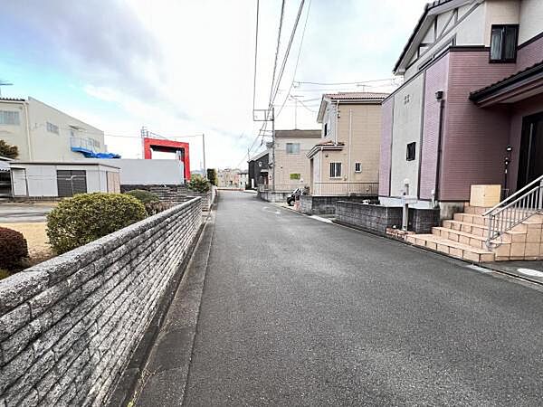前面道路を含めた現地写真です。