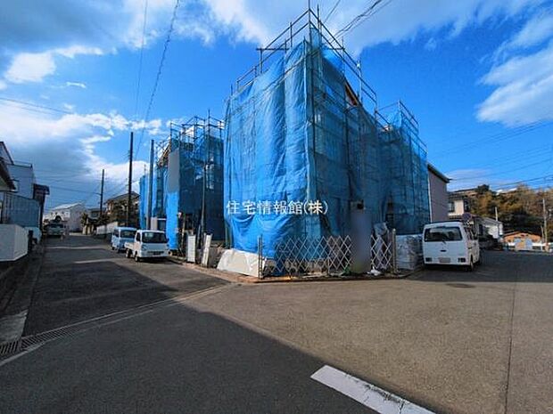 前面道路を含めた現地写真です。