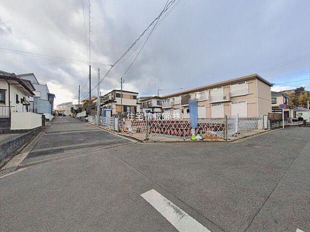 前面道路を含めた現地写真です。