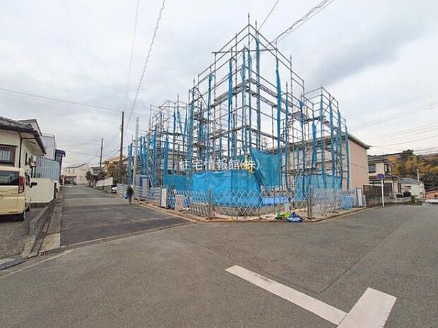 前面道路を含めた現地写真です。
