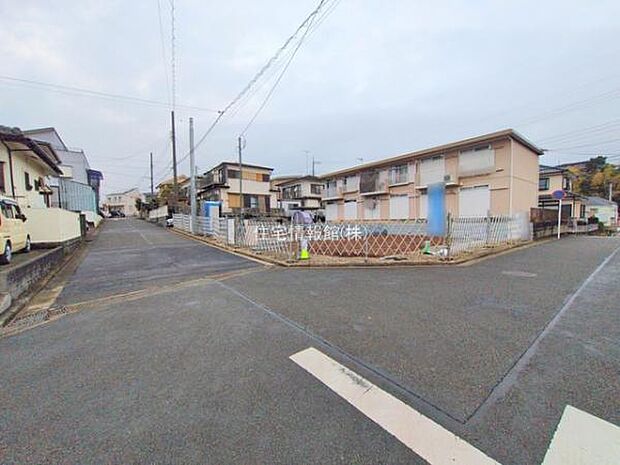 前面道路を含めた現地写真です。