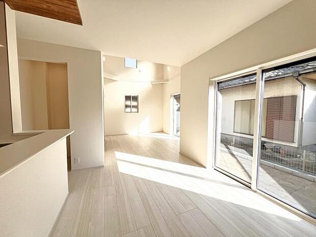 お食事中もキッチンと会話が楽しめるダイニングスペース。