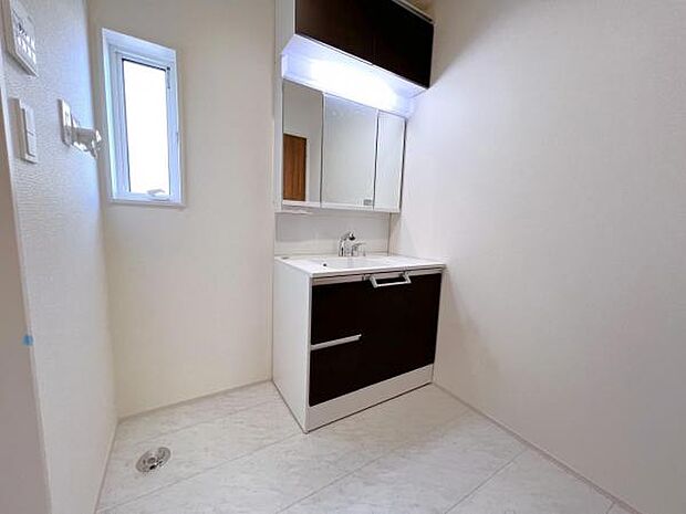 洗面化粧台です。朝の身支度から1日が始まります。