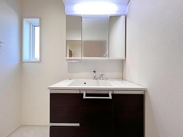 洗面化粧台です。朝の身支度から1日が始まります。