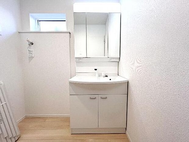 洗面化粧台です。朝の身支度から1日が始まります。