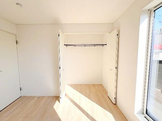 いつでもお部屋をスッキリお使い頂ける収納スペースを設置。