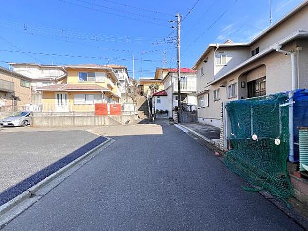 前面道路を含めた現地写真です。