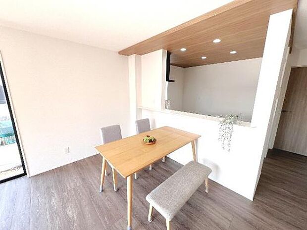 お食事中もキッチンと会話が楽しめるダイニングスペース。