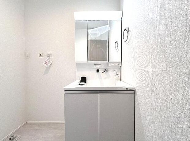 洗面化粧台です。朝の身支度から1日が始まります。