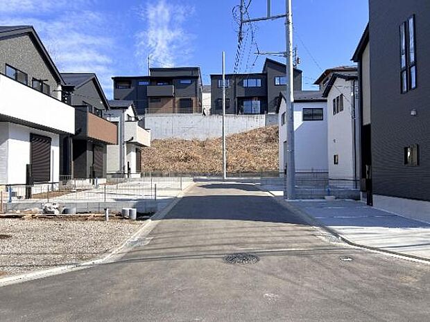 前面道路を含めた現地写真です。